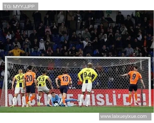 西甲赛场惊现冷门里昂大胜莱比锡引发全场欢呼