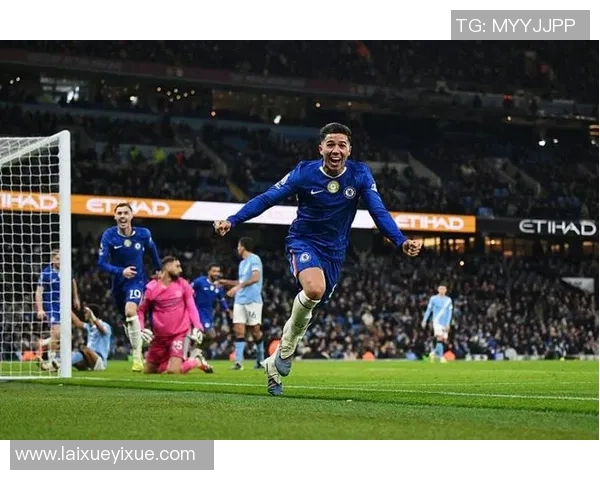 西甲焦点战切尔西与皇马鏖战至平局争议判罚引发全场热议